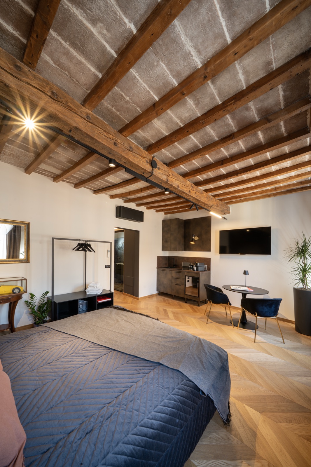 Allegro Suite: letto, angolo cucina e travi a vista