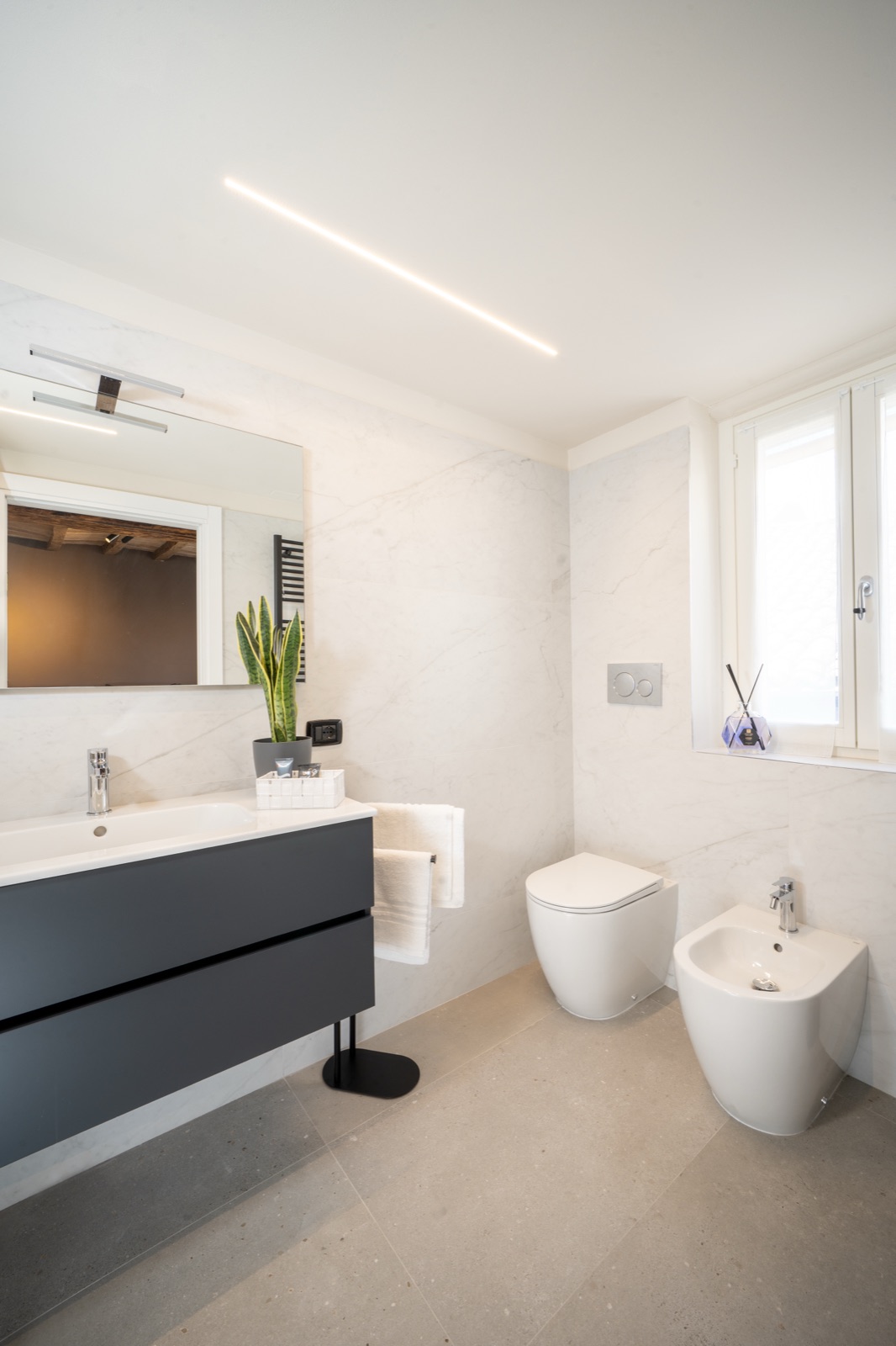 The second private bathroom, with washbasin, toilet and bidet