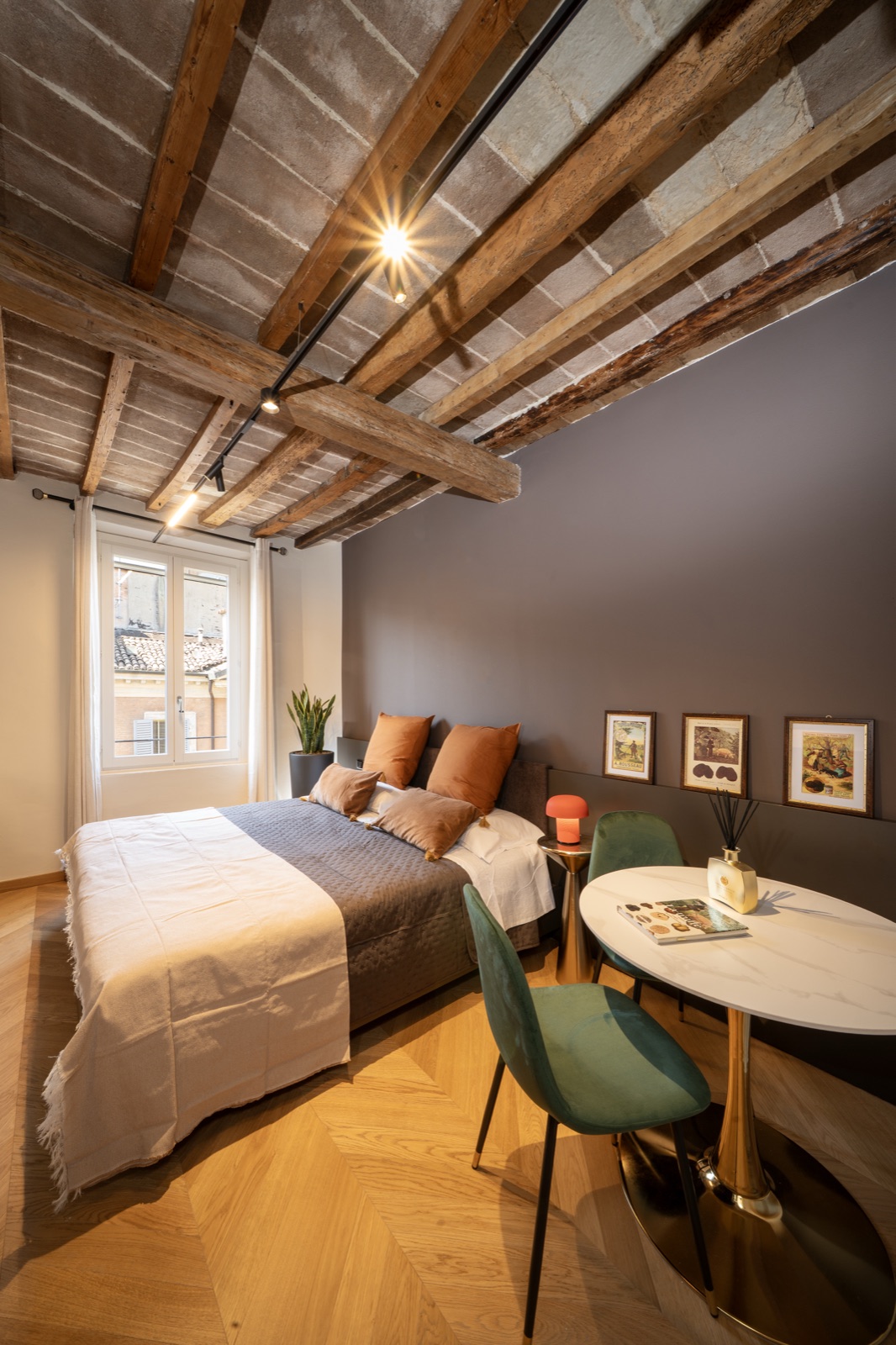 La suite per intero, con il letto, il tavolino e le travi restaurate