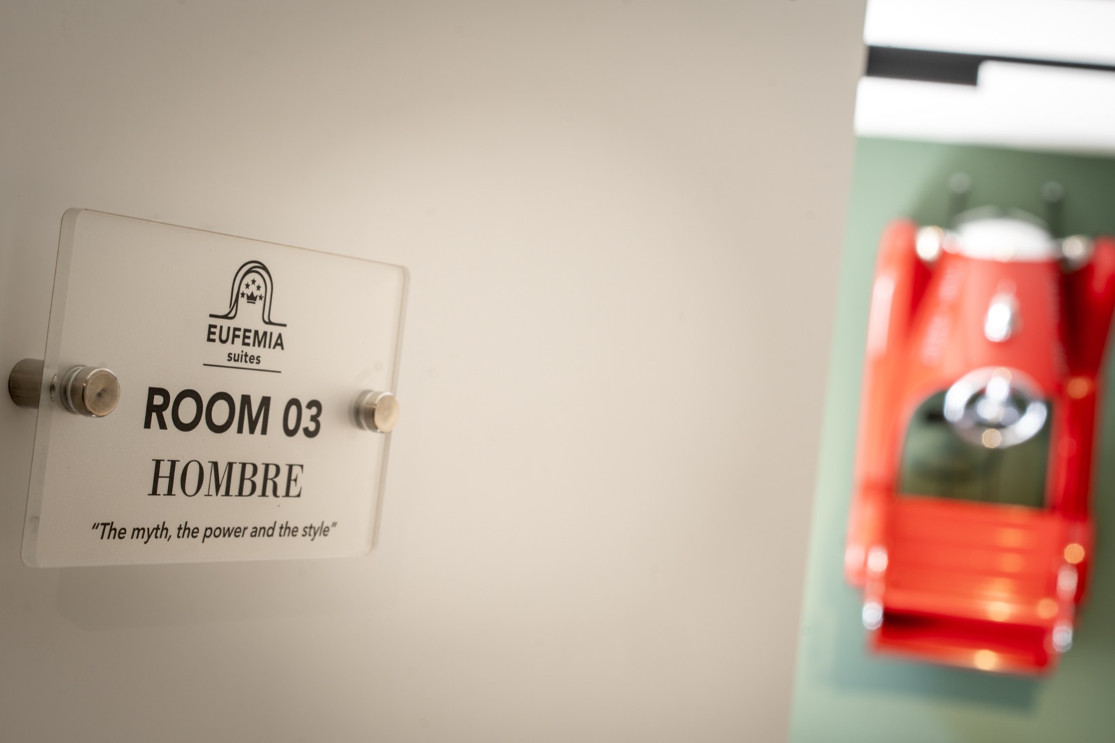 The door sign: Room 03, Hombre