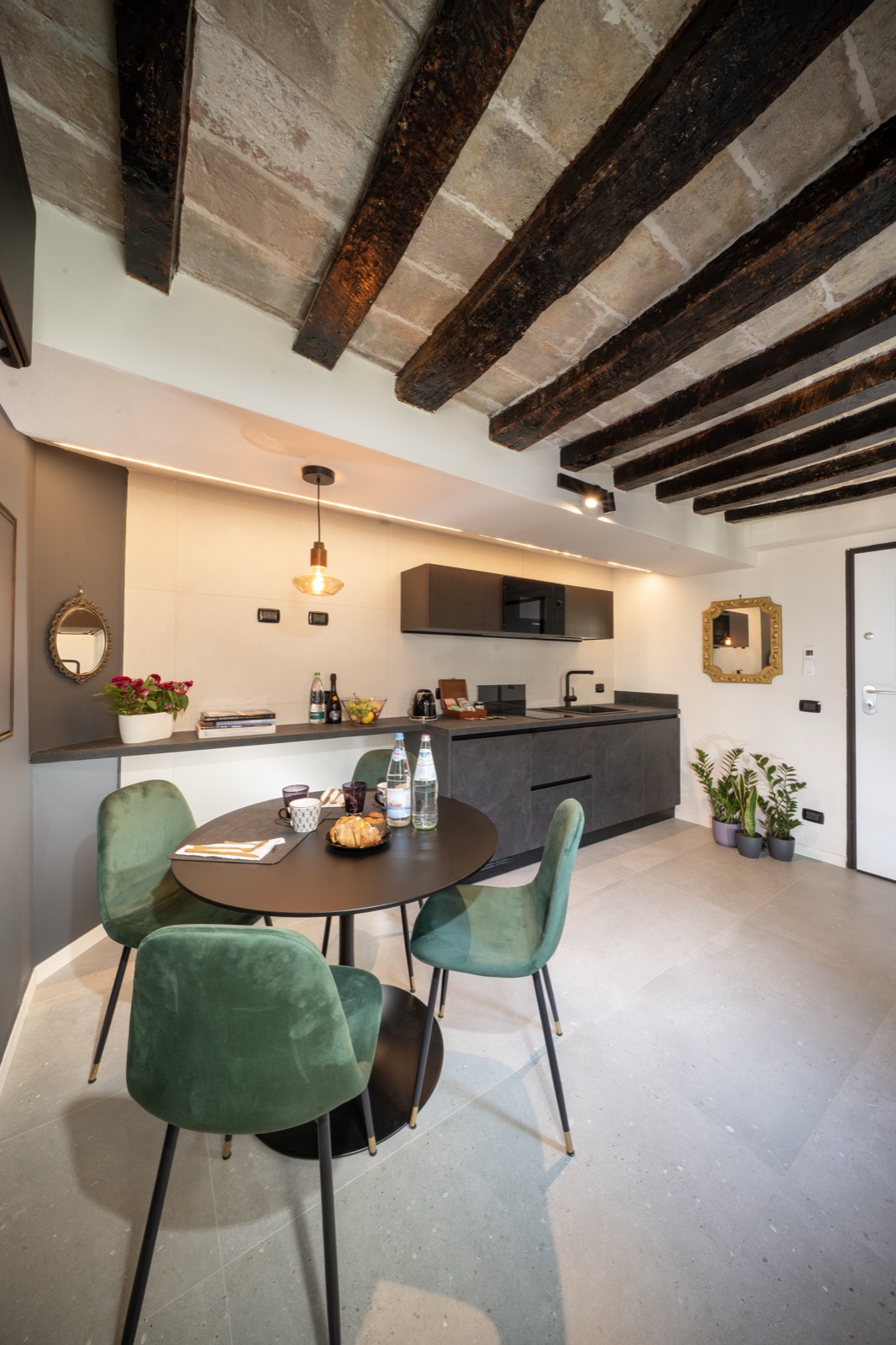 Appartamento Valentino: la cucina abitabile con il tavolo rotondo