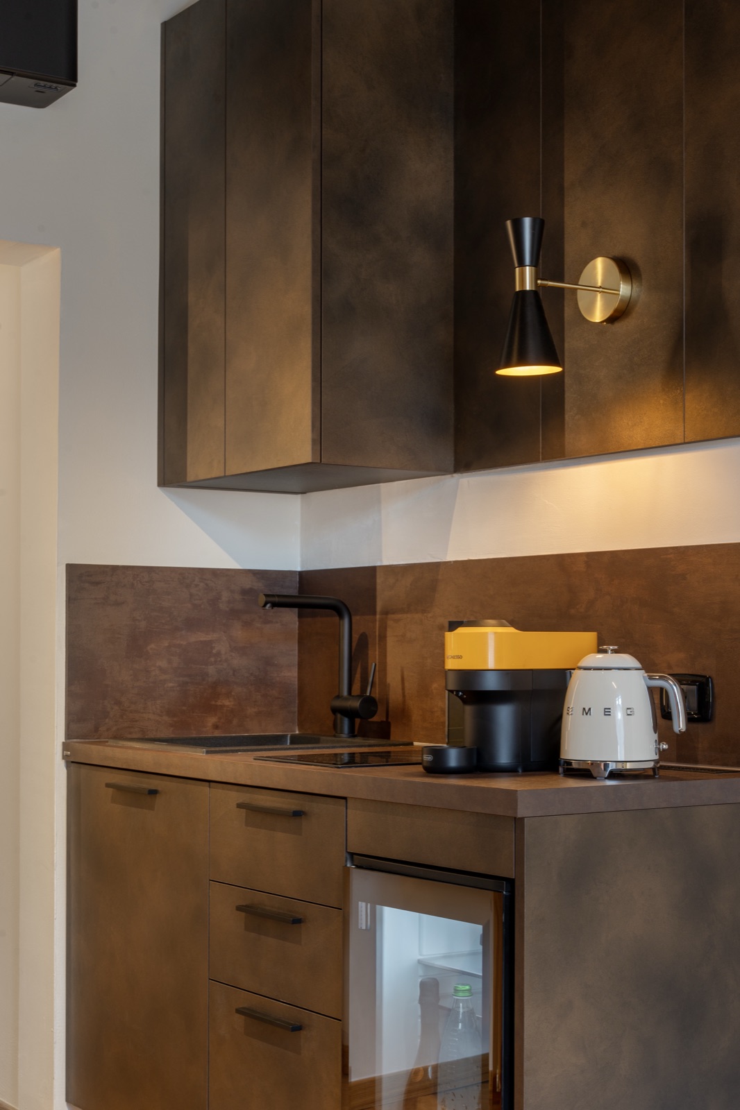 L'angolo cucina con la macchina del caffè, il bollitore e il frigo bar