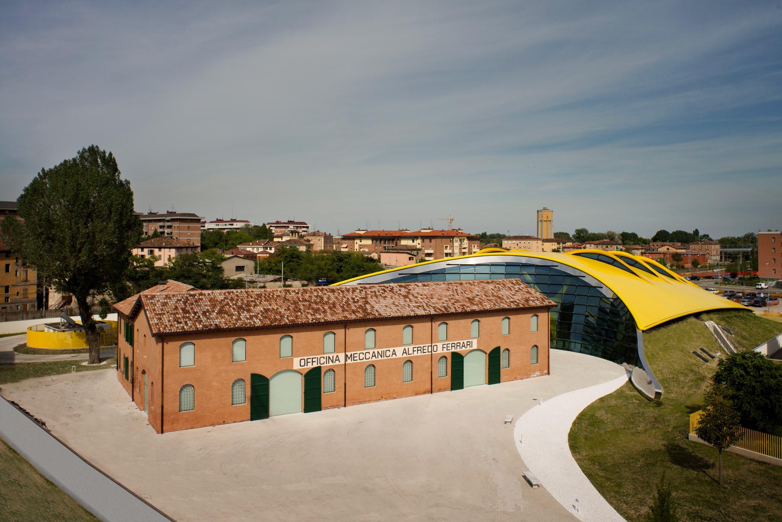 Una vettura rossa al Museo Enzo Ferrari, da fotografare