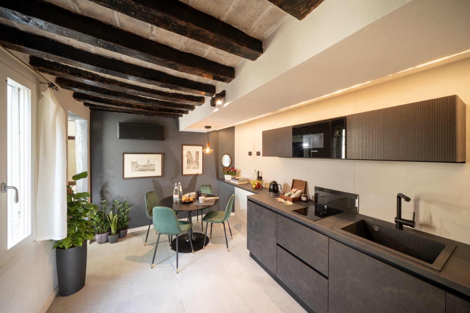 The kitchen seen from the entrance, with the worktop and the table at the far end