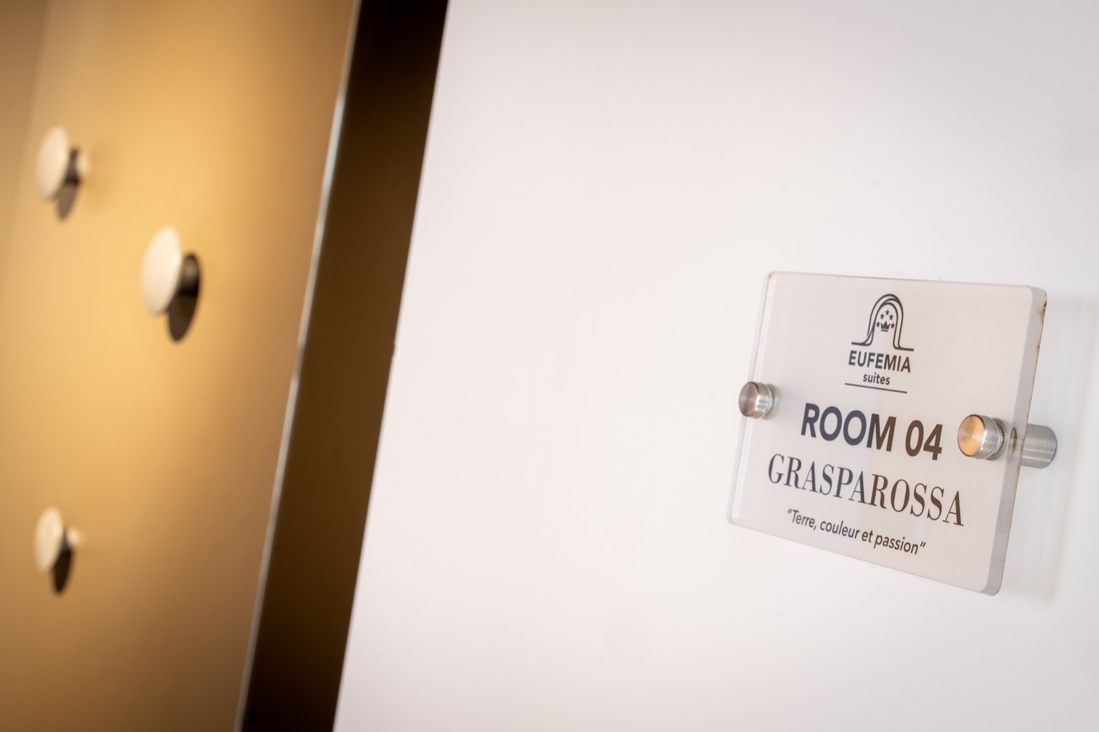 The door sign: Room 04, Grasparossa