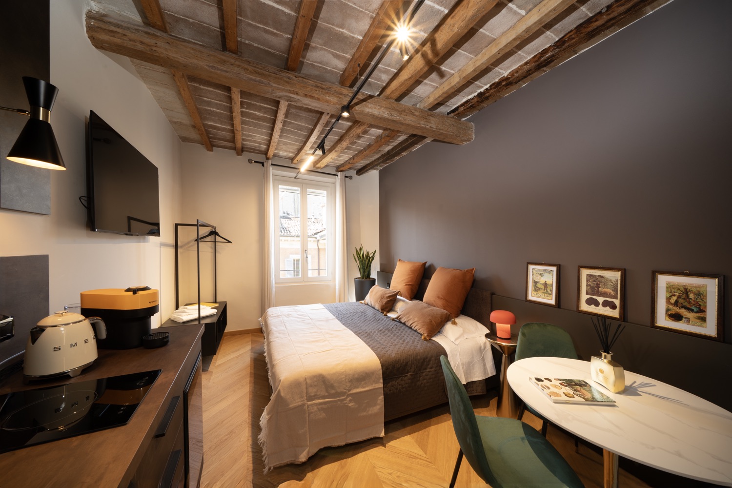 Almaforesta Suite: letto, quadri a tema e angolo cucina